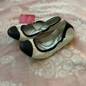 NWT Audrey Brooke Two-Tone Women's Flats